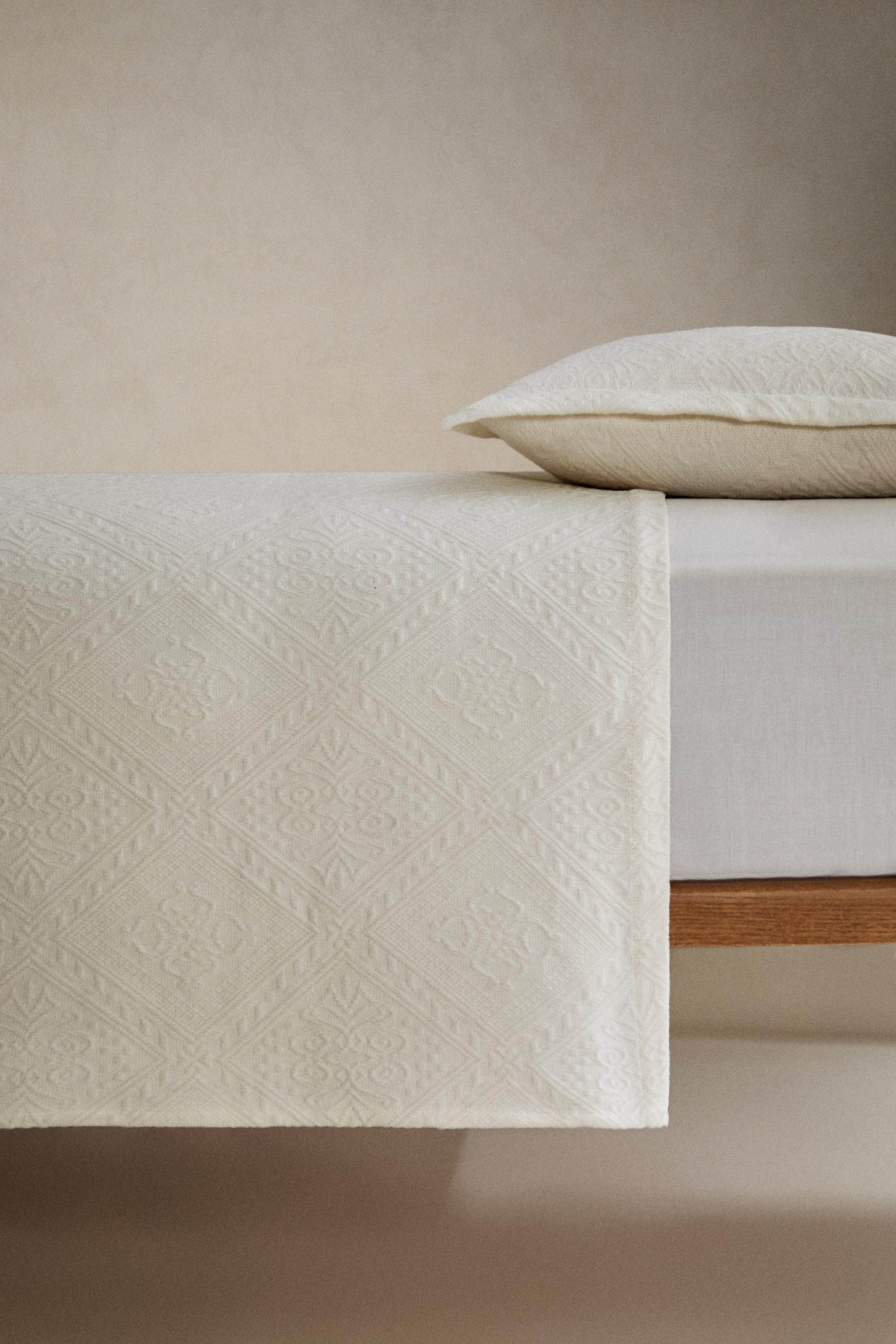 COTTON BEDSPREAD WITH GEOMETRIC DESIGN